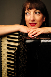 Miriam Oldenburg, accordion